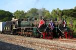713 (ex JNR C56.15, 1'C-h2, Hitachi, Bauj. 1935, Fab.Nr. 628) wird am Nachmittag des 27.November 2025 in der Kanchanaburi Station für ihre abendliche Teilnahme an der alljährlichen  River Kwai Bright Week  angeheizt. 