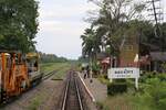Khlong Sai Station am 07.Dezember 2023. - Wenn man dieses Bild mit Bild ID 691384 (aufgenommen am 17.Mai 2013) vergleicht, dann fällt auf, dass sich in 10 Jahren die englische Übersetzung der Bahnhofschilder von  Khlong Sye  auf  Khlong Sai  geändert hat. Beides wird natürlich gleich ausgesprochen - TiT (:-).