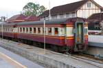 บชส. 173 (บชส. =BTC./Bogie Third Class Carriage) am 07.Dezember 2023 als letztes Fahrzeug des LOC 446 von Hat Yai im, vom 2 gleisigen Ausbau der Southern Line schon betroffenem Zielbahnhof Chumpon.