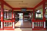 Zugang und Wartebereich der alten Prachuap Khiri Khan Station am 09.Dezember 2023.