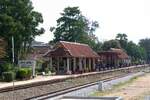 Die alte Prachuap Khiri Khan Station am 09.Dezember 2023. - Sobald die neue, gleich nördlich anschließende Station infolge des 2 gleisigen Ausbau der Southern Line in Betrieb geht wird dies Geschichte sein.