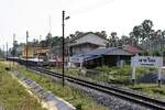 Infolge des 2 gleisigen Ausbau der Southern Line wurde auch die Khao Tha Mon Station neu errichtet und war am 09.Dezember 2023 schon in Betrieb. - An die alte Station erinnern nur noch die beiden Stationsschilder.