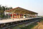 Die infolge des 2 gleisigen Ausbau der Southern Line neu errichtete Bang Khem Station am 09.Dezember 2023.