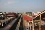 Im Rahmen des 2 gleisigen Ausbau der Southern Line wurde auch die Chumphon Station komplett neu gestaltet. - Im Bild vom Morgen des 17.April 2026 die Ansicht vom Fu�g�nger�bergang in Richtung Hat Yai.