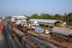 Im Rahmen des 2 gleisigen Ausbau der Southern Line wurde nicht nur die Chumphon Station komplett neu gestaltet sondern auch das Depot. - Im Bild vom Morgen des 17.April 2026 die Ansicht des Depot Chumphon vom Fu�g�nger�bergang zu den Bahnsteigen der Chumphon Station.