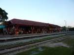 Der Bahnhof Hua Hin in der Abendsonne am 13.01.2013 whrend ich auf den International Express 35 warte.