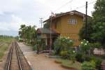 Aufnahmsgebaeude mit Hausbahnsteig des Bf. Khlong Sye, Blickrichtung Ban Thung Pho Junction, am 17.Mai 2013. 

