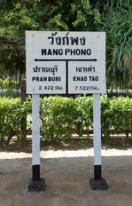 Entfernunganzeiger (km.m) zu den nächsten Bahnhöfen im Bahnhof Wang Phong am 11.02.17.