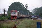 QSY 5232 (Co'Co', de, CRRC Qishuyan, Bj.2022) am fr�hen Morgen des 19.M�rz 2026 mit dem Exp. 85 (Krung Thep Aphiwat - Nakhon Si Thammarat) kurz nach der Surat Thani Station.