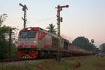 QSY 5232 (Co'Co', de, CRRC Qishuyan, Bj.2022) am fr�hen Morgen des 19.M�rz 2026 mit dem Exp. 85 (Krung Thep Aphiwat - Nakhon Si Thammarat) beim s�dlichem Einfahrsignal der Surat Thani Station.