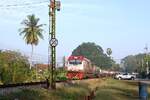 QSY 5224 (Co'Co', de, CRRC Qishuyan, Bj.2022) am fr�hen Morgen des 19.M�rz 2026 mit dem RAP 167 (Krung Thep Aphiwat - Kantang) beim s�dlichem Einfahrsignal der Surat Thani Station.