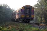 บนท.ป.1081 (บนท.ป.=ANS./Air-conditioned Second Class Day & Night Coach; Daewoo - S�dkorea, Bauj. 1992) als letztes Fahrzeug des RAP 167 (Krung Thep Aphiwat - Kantang) am Morgen des 19.M�rz 2026 kurz nach der Surat Thani Station.