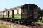 บพห. 68 (บพห.=BFV./Bogie Full Van) als letztes Fahrzeug des LOC 445 (Chumphon - Hat Yai) am 19.M�rz 2026 kurz nach der EK mit der Raatbamrung Road 9 in Phun Phin.