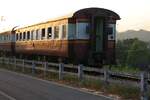 บชส. 293 (บชส. =BTC./Bogie Third Class Carriage) als letztes Fahrzeug des LOC 490 (Khiri Ratthanikhom - Surat Thani) am fr�hen Morgen des 20.M�rz 2026 kurz nach der Br�cke �ber den Tapi River in Phun Phin.