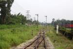 Nrdliche Einfahrtsbereich des Bf. Ban Thung Pho Junction, vom Gleis nach Khiri Ratthanikhom aus gesehen. Links im Bild hinter der ppigen Natur erkennt man noch das Gleis der Southern Line. Bild vom 07.Jnner 2013. 

