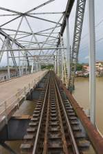 Blick vom letzten Wagen des ORD 446 auf die 1953 errichtete Chulachomklao Bridge ber den Tapi River beim Bf. Surat Thani. Bild vom 17.Mai 2013.

