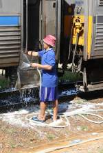 Hier wird halt noch viel in Handarbeit gemacht, Wagenaussenreinigung im Bf.