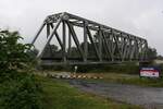 Die im Strecken-Km 925,25 der Southern Line gelegene 80m lange Brücke über den U-Ta Phao River bei regnerischem Wetter am 07.Jänner 2023.