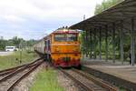 ADD 4416 (Co'Co', de, Alsthom, Bj.1985) fährt am 08.Jänner 2023 mit dem LOC 447 (Surat Thani - Sungai Kolok) in die Khuan Niang Station ein.