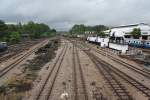 Blick vom Fugngerbergang des Bf. Hat Yai Junction auf den Ausfahrtsbereich in Richtung Sungai Kolok und Padang Besar, rechts das Kraftstofflager und Depot. Bild vom 12.Jnner 2012.

