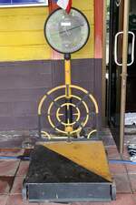 500 kg Bahnsteigwaage des britischen Hersteller Salter`s in der Khlong Ngae Station am 14.Mai 2025.