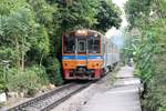 NKF 1205 (1A'2', dh, Nippon Sharyo, Bauj.1985) als erstes Fahrzeug des ORD 4343 (Wongwian Yai - Mahachai) am 15.Dezember 2017 in der Chom Thong Station.