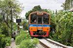 NKF 1202 (1A'2', dh, Nippon Sharyo, Bauj.1985) am 02.Mai 2022 als letztes Fahrzeug des ORD 4343 (Wongwian Yai - Mahachai) in der Chom Thong Station.