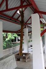 Anstelle des hölzernen Unterstandes erhielt die Chom Thong Station für die Züge in Richtung Maha Chai ein solides Wartehäuschen wobei auch auf die Natur Rücksicht genommen