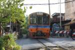 ORD 4326 mit dem NKF 1255 als erstes Fahrzeug am 13.05.2012 bei der EK mit der Thanon Wutthaka in Richtung Wongwian Yai fahrend.

