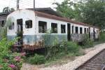 Ausgeschlachtet verrottet der Wagenkasten des RH 1001 (Niigata, Bauj. 1961) etwa 1,5 Km ausserhalb des Bf. Mahachai. Bild vom 24.Juli 2012.