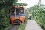 Anderswo werden zum Heckenschneiden eine Menge Grtner beschftigt, in Thailand macht dies die Staatsbahn so nebenbei :-) / NKF 1201 (1A'2', dh, Nippon Sharyo, Bauj.1985) am Schlu des ORD 4316 am