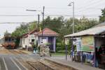 EK-Sicherung mittels Rollschranken im Bf. Rang Pho am 21.März 2014, im Hintergrund fährt der NKF 1208 (1A'2', dh, Nippon Sharyo, Bauj.1985) als ORD 4322 ein.

