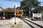 NKF 1227 (1A' 2', dh, Fuji Heavy Industries, Bauj.1985) als erstes Fahrzeug des ORD 4383 nach Mae Klong am 20.November 2019 in der Ban Laem Station.