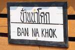 Hölzernes Stationsschild der Ban Na Khok Station am 01.Mai 2024.