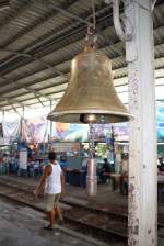 Ein Relikt aus lngst vergangenen Tagen, in Thailand noch immer im Einsatz: die Bahnhofsglocke.