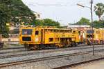 IT/ETF (IT=Italian Thai/ETF-Eurovia Travaux Ferroviaires) Stopfmaschine, Plasser&Theurer Type 09-16 CSM, am 15.Mai 2018 in der Lop Buri Station.