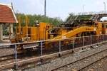 IT/ETF JV 1, eine Gleisstopfmaschine (Hersteller: Plasser & Theurer, Type 08-16 3S) am 26.Mai 2017 in der Chiang Rak Station.