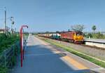 SRT 4201 mit Gepäck-und Reisezugwagen auf der Südstrecke in Richtung Prachuap Khiri Khan (Wang Phong, 03.03.2025).