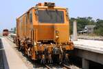 UNIQ betriebsnummernlose Kombinierte Stabilisier- und Planiermaschine (Hersteller: Plasser & Theurer, Type KSP 2001, Baujahr: ????, Fab.Nr.: ???) am 29.März 2023 in der Noen Makok Station.