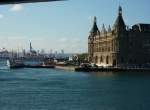 Der Bahnhof Istanbul-Haydarpascha mit dem dahinterliegenden Containerhafen am 9.8.2011.