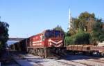 Eisenbahn mit Minaret! - Im Bahnhof Selcuk in der Trkei war diese Kombination  am 28.9i.1998 mglich, als DE 24341 mit einem Schotterzug im Bahnhof rangierte.