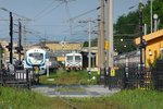 Tele-Blick in den Kopfbahnhof Adapazari (Sakarya, Türkei), 24.4.16, mit einem einfahrendem E23 (Video hier: http://www.bahnvideos.eu/video/tuerkei~triebzuege~e23000/20448/elektrischer-triebzug-e23030-der-adaray-von.html) und einem abgestelltem E14.