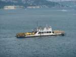 Eine Fhre der trkischen Staatsbahn fhrt am 10.8.2011 mit einigen Gterwaggons beladen von Europa nach Asien ber den Bosporus.