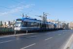 Einer der modernen Straenbahnwagen Istanbuls berquert am 24.09.09 die Klappbrcke nahe der Station Karaky.