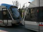 Detail der Doppeltraktion 748+728 (BOMBARDIER FLEXITY Swift Niederflur-Stadtbahnen) mit der Sultan-Ahmet-Moschee im Hintergrund.