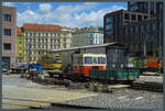 Vor ihrem Schuppen am Prager Hauptbahnhof warten der MUV 69.2 99 54 9528 729-4 und ein ORT auf den nächsten Einsatz. (28.05.2022)