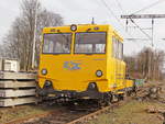 Frontansicht von MUV 75 003 (CZ-SZDC 99 54 9 628 859-9) mit Anhänger 49 54 9400 707-5 am 18. Februar 2019 im Bahnhof Frantiskovy Lazne.
