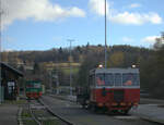 Ein MUV mit Kran fährt in den Bahnhof Vimperk ein. 05.11.2021  14:14 Uhr.