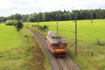 Wegen der Brückenbauarbeiten bei Tršnice, werden alle Züge über Františkovy Lázně nach Cheb und zurück umgeleitet. Hier MVTV 2-017 am 09.08.16 in Františkovy Lázně.