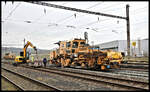 Bei Bauarbeiten am 18.4.2023 im Bahnhof Rehlovice war auch diese SSP 2005 Plasser & Theurer Schotterplaniermaschine im Einsatz.